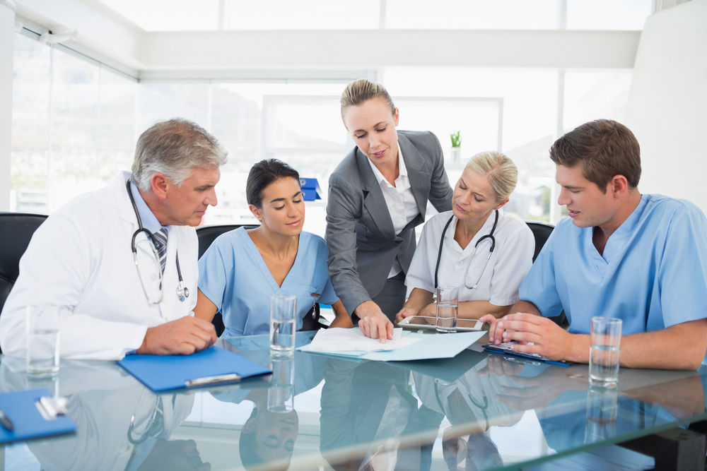Foto: Gruppe von Ärzten und Krankenpflegern im Krankenhaus